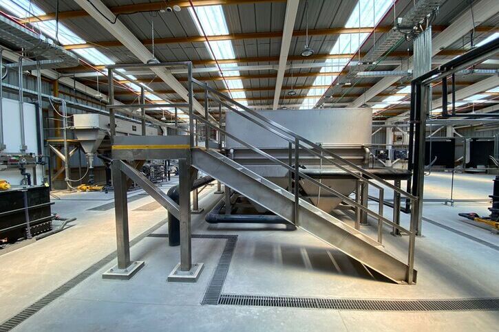 Plataforma y piping en acero inoxidable en planta industrial