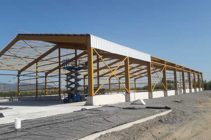 Estructura metálica de galpón industrial en construcción